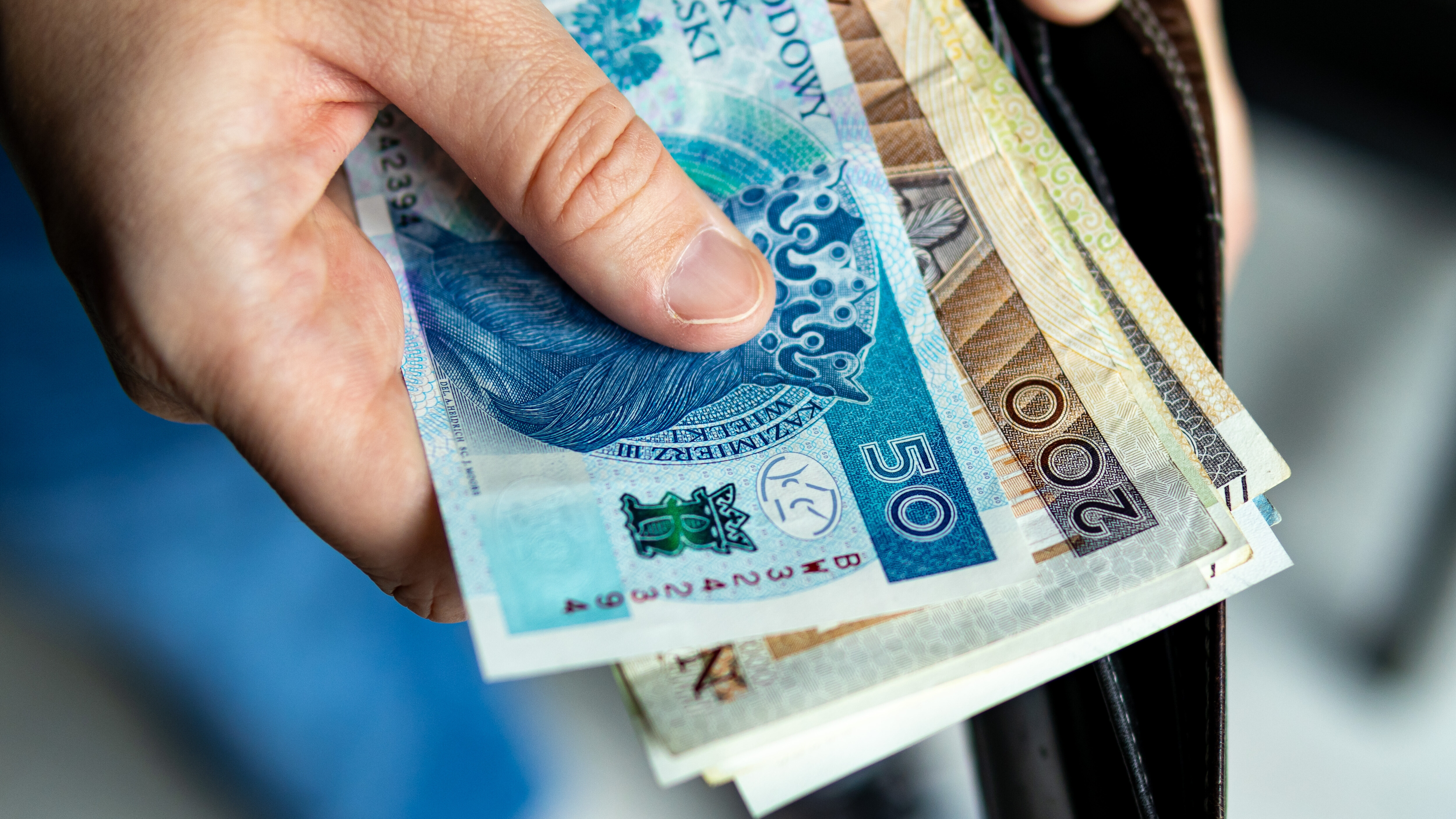Znalazłeś pieniądze na ulicy? Nowe prawo zmienia wszystko. Zobacz, kiedy możesz je legalnie zatrzymać