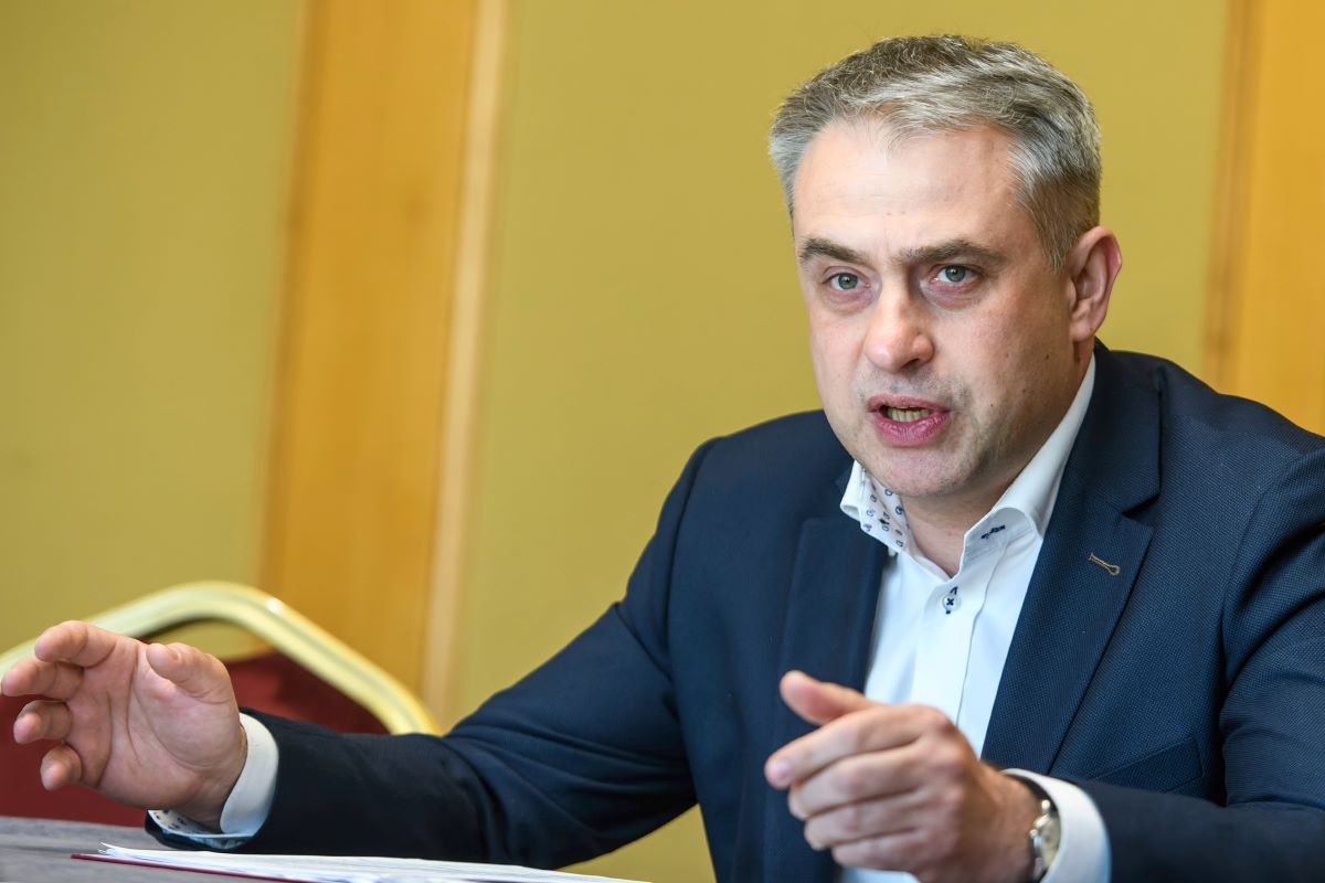 11 par jednopłciowych ma już nowy akt małżeństwa. Gawkowski ostrzega urzędy: to nie jest wybór