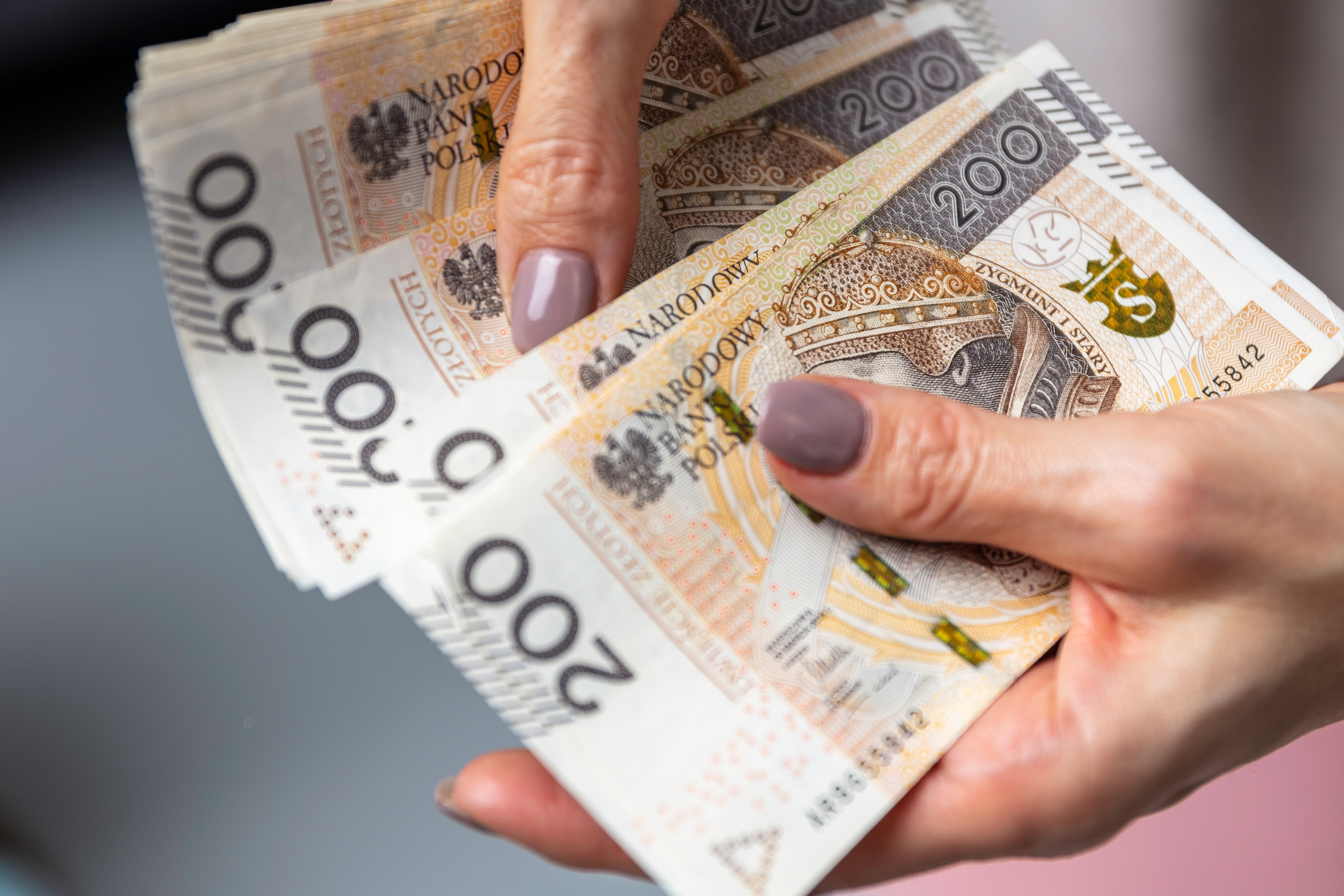 Trzynastka 2026/2027. Kto dostanie dodatkowe wynagrodzenie mimo długiej nieobecności w pracy?