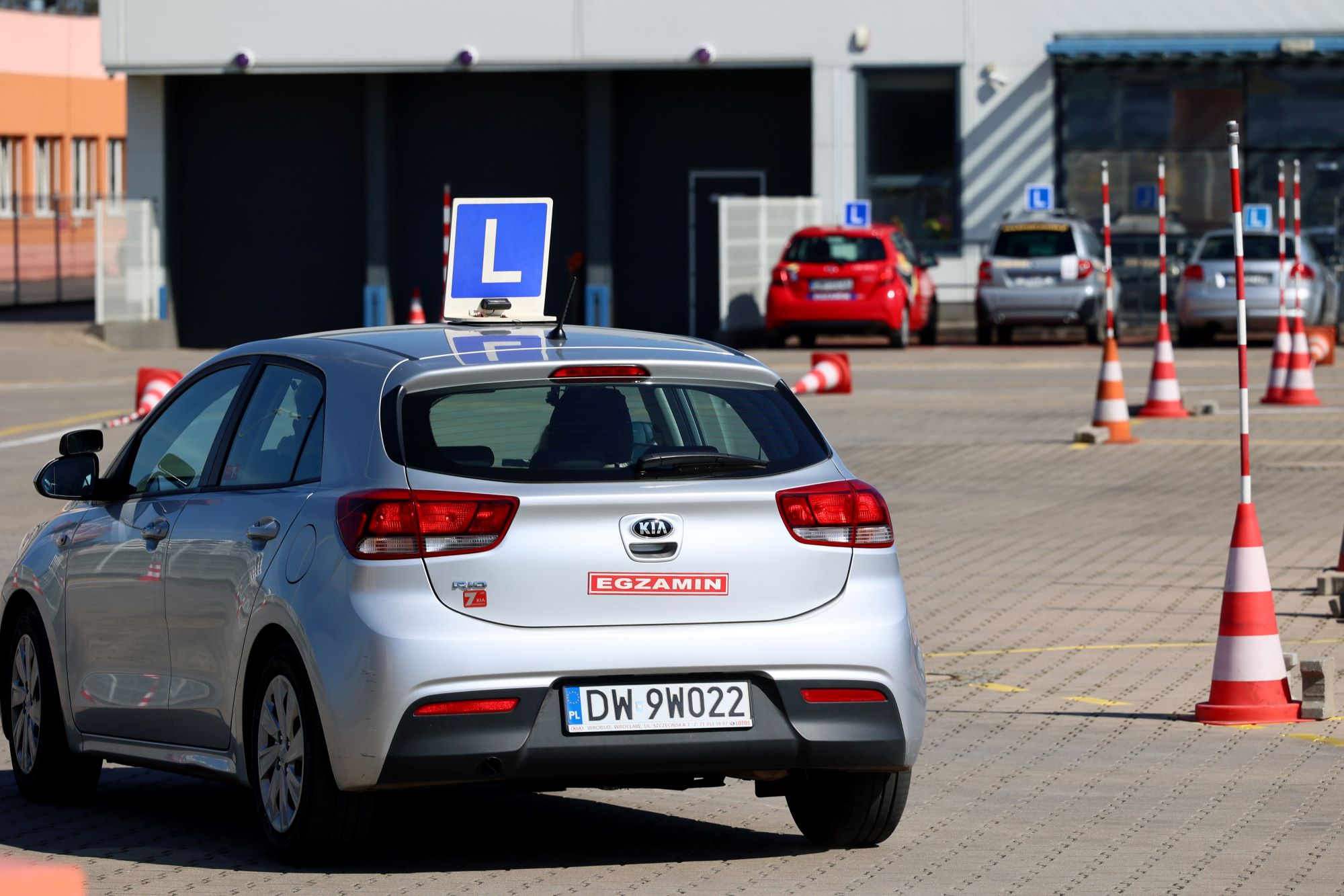 Likwidacja egzaminu praktycznego na placu manewrowym dla kategorii B i B1, mniej pytań z teorii i inne zmiany w egzaminach na prawo jazdy (projekt)