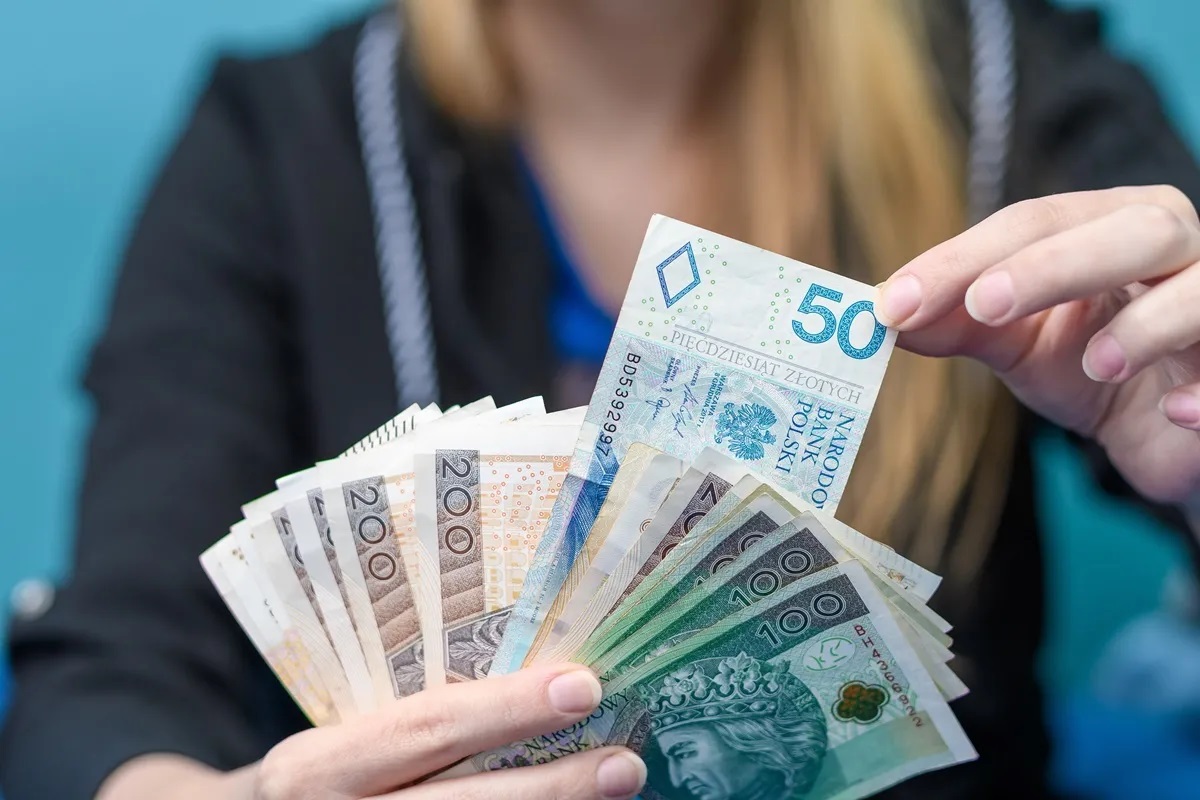 Ponad 3 tys. zł więcej niż dekadę temu. Oto jak rosła najniższa krajowa