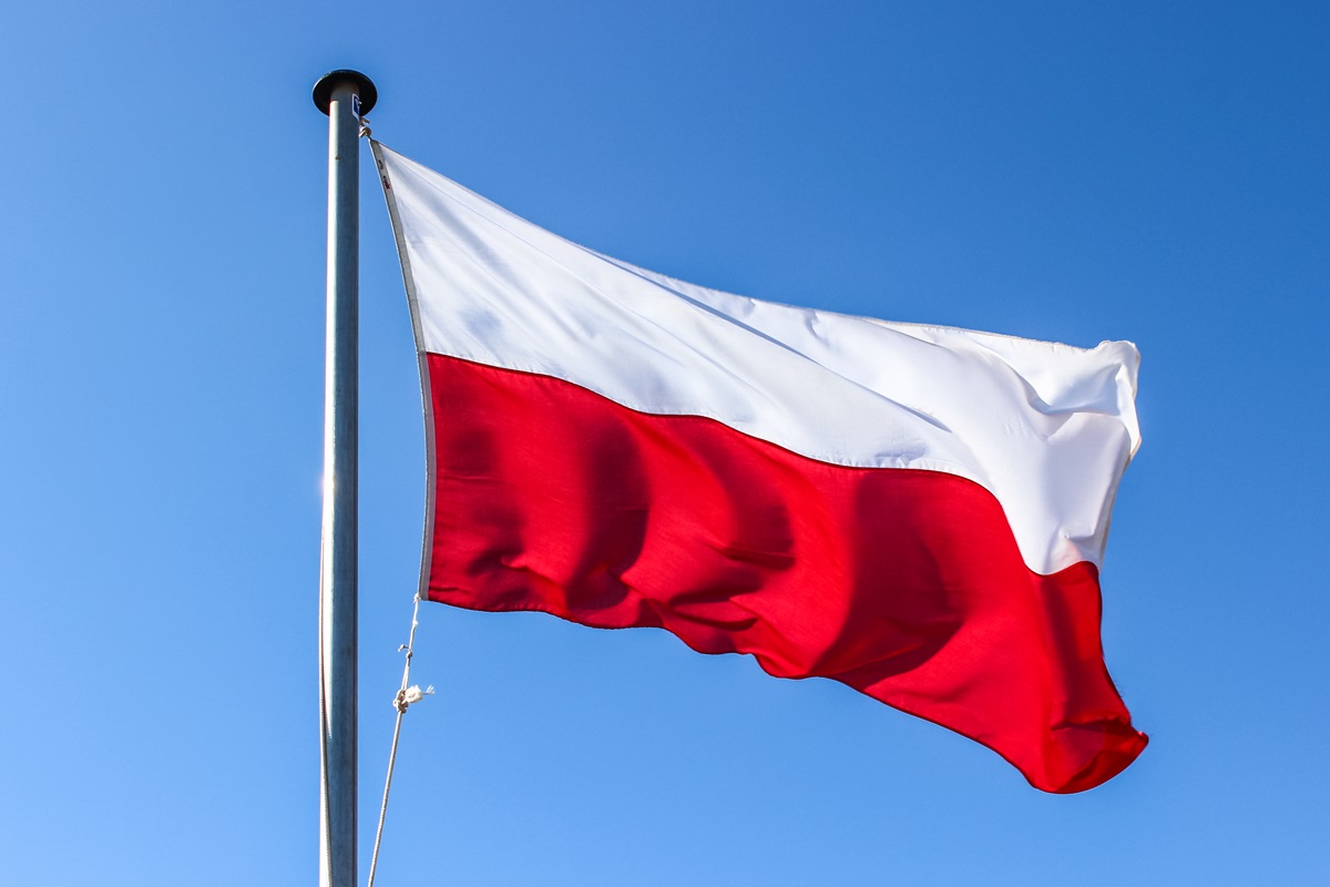 2 maja 2026 r. to Święto Flagi RP. Czy pracodawca musi wyznaczyć dzień wolny za święto, które wypadło w sobotę?