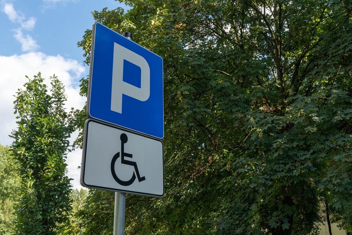 Bezpłatne parkowanie. Kto może dostać kartę parkingową?