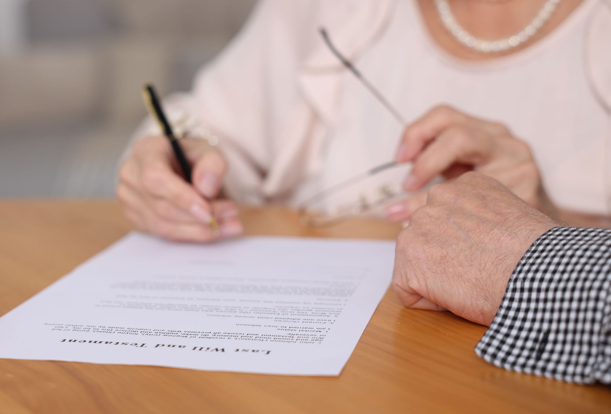 Jak sprawdzić, czy ktoś zostawił testament? Jak znaleźć testament po śmierci bliskiego?