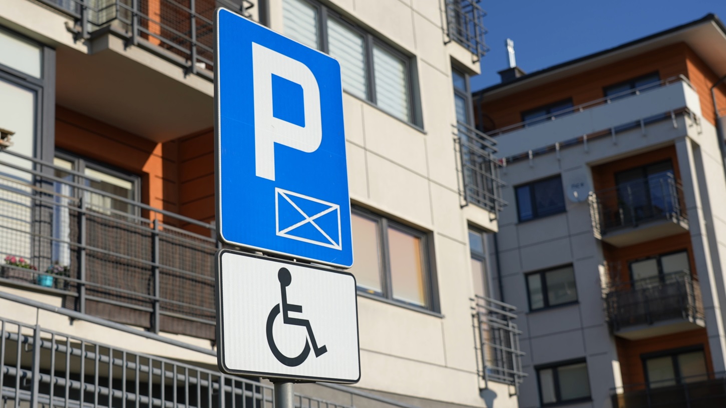 Bezpłatne parkowanie na "kopercie". Kto może dostać kartę parkingową?
