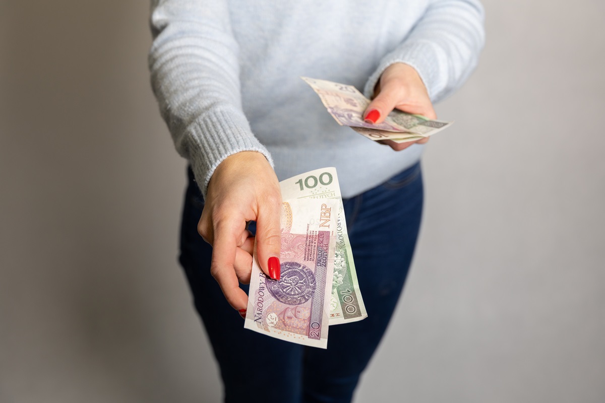 1623,35 zł netto zasiłku przez pierwsze 3 miesiące i 1274,82 zł netto w kolejnych. Jeszcze wyższe kwoty przy dłuższym stażu pracy od czerwca 2026 r.