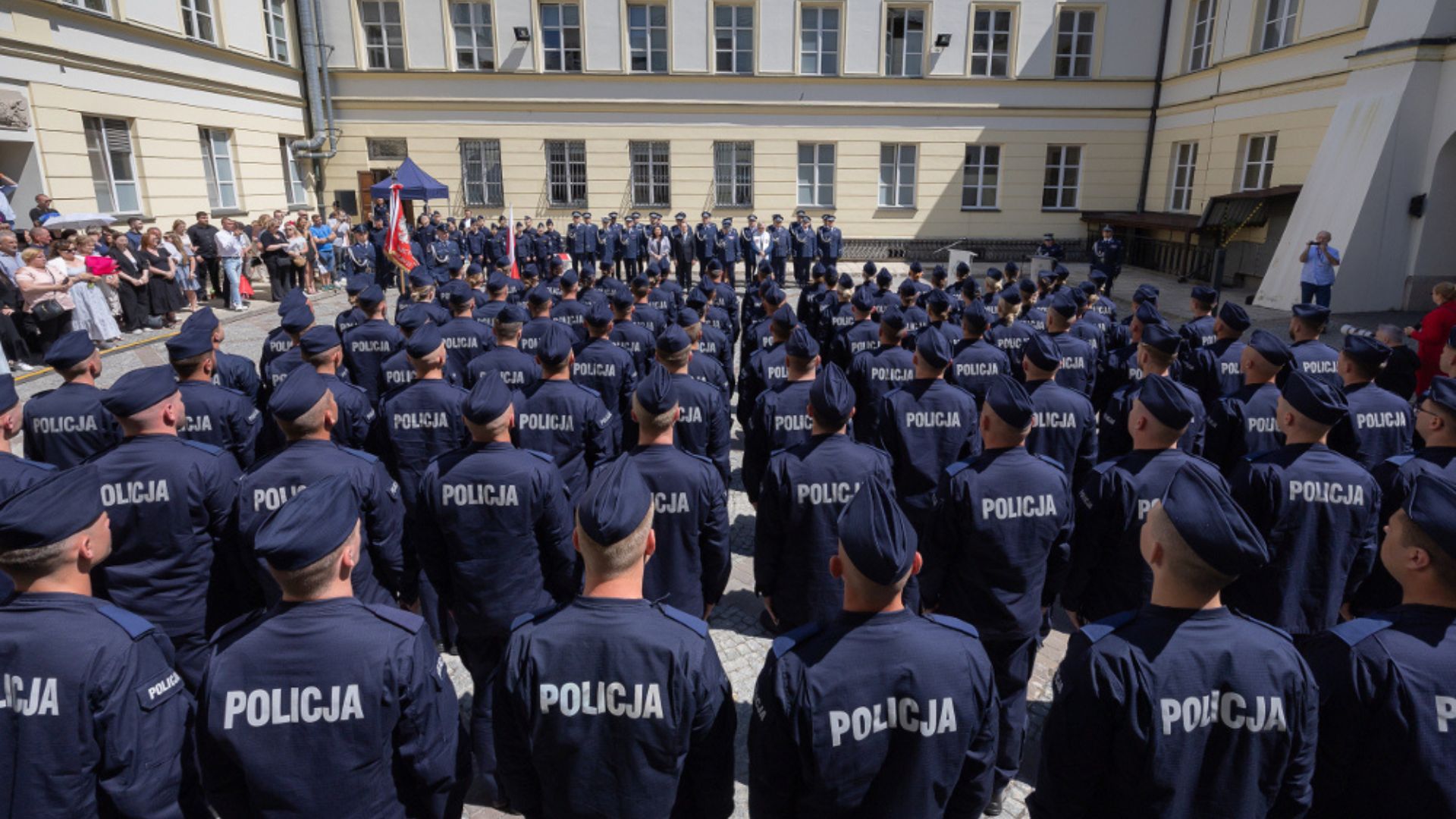Odeszli ze służby tuż przed podwyżką. Byli funkcjonariusze nie dostaną wyrównania uposażenia