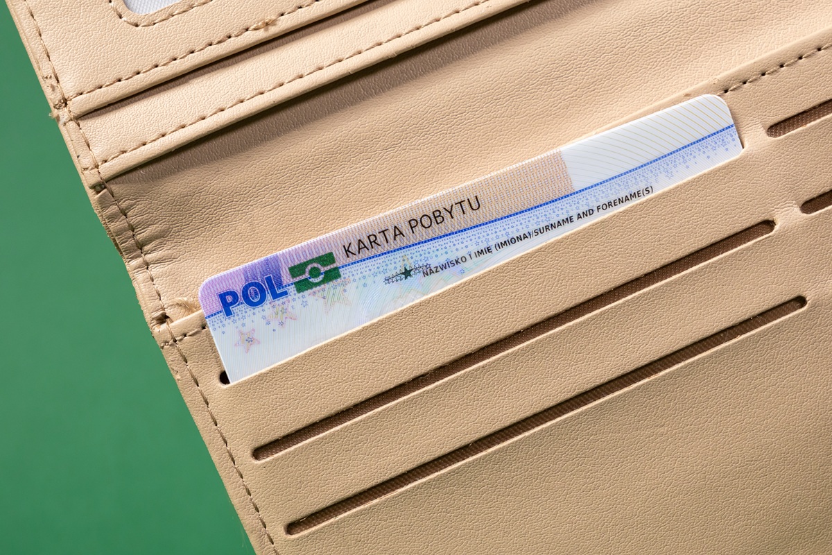 Drastyczne opóźnienia w wydawaniu zezwoleń na pobyt w Polsce - choćby 3 lata. Problem kart pobytu boleśnie dotyka cudzoziemców i polskich pracodawców