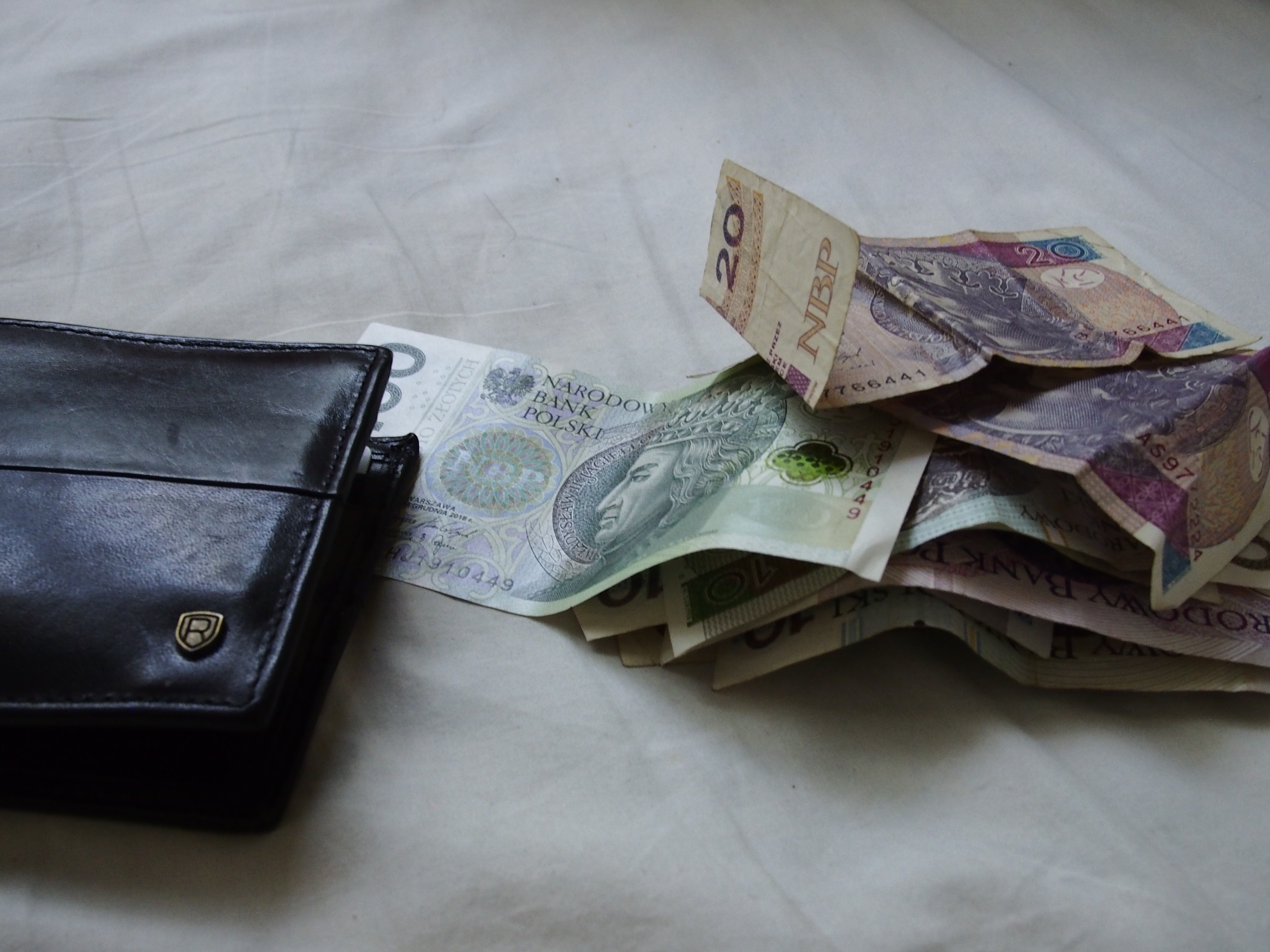 W MOPS żądanie jednostronnej komunikacji. A mógł być zasiłek na opłaty mieszkaniowe, szambo, leki, żywność