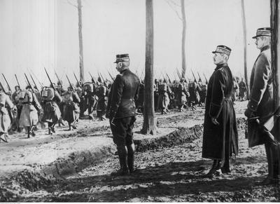 Marszałek Ferdynand Foch i marszałek Joseph Joffre odbierają defiladę francuskiej piechoty.