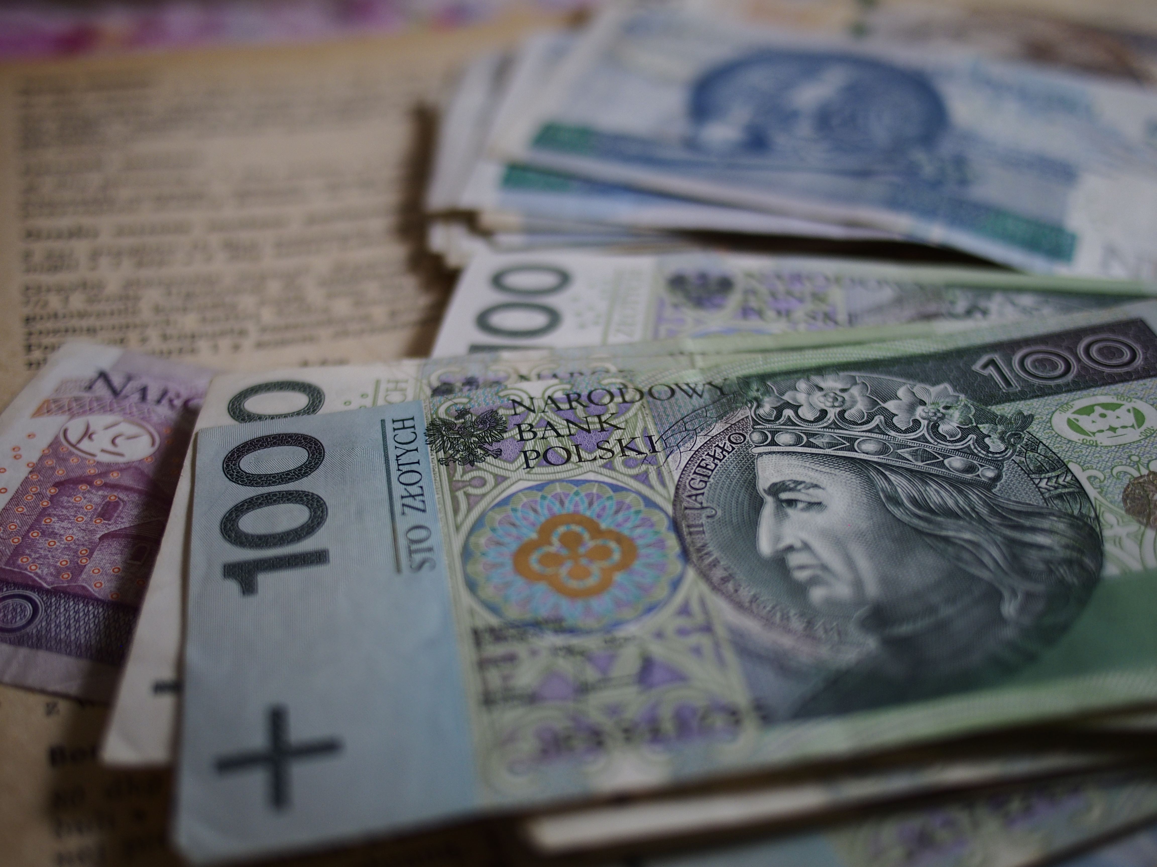 Osoby niepełnosprawne realizowane są za 2000 zł. tj 1800 zł renty i 215,84 zł zasiłku pielęgnacyjnego nie waloryzowanego od 6 lat)