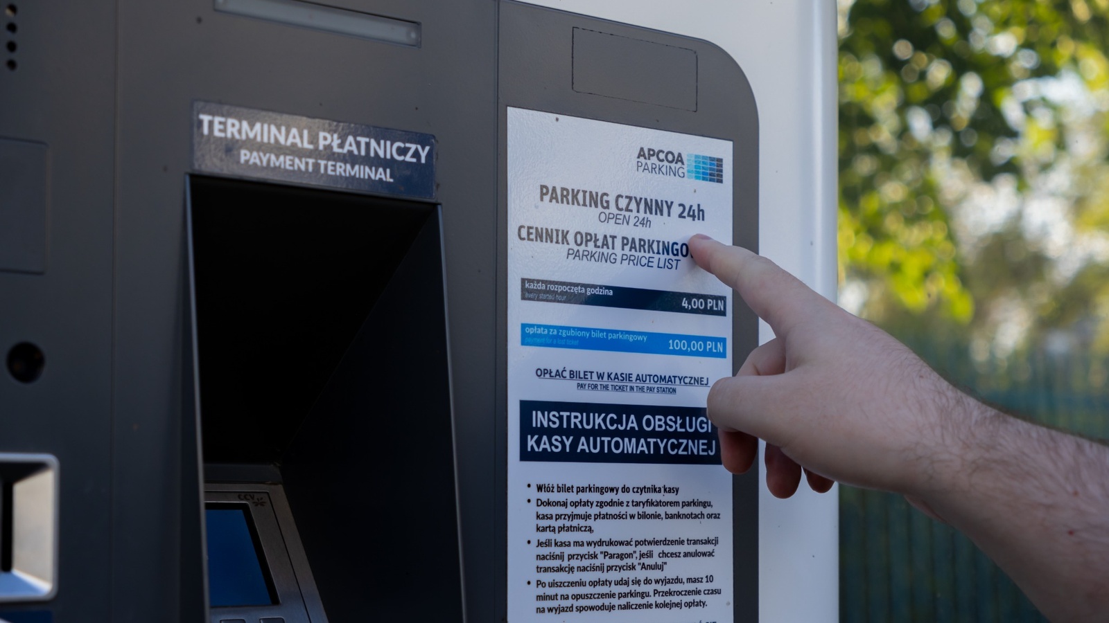 Rząd: Opłaty gotówką w parkometrach. Przepisy wskazują na konieczność umożliwienia dokonywania opłat za postój w tej formie