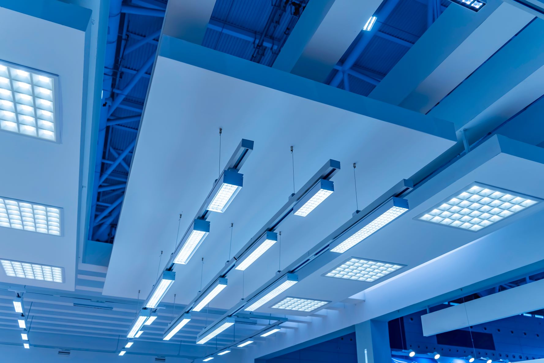 Oszczędność energii nie zawsze oznacza niższe faktury. Coraz wyższe opłaty za energię bierną - jak firmy mogą minimalizować te koszty