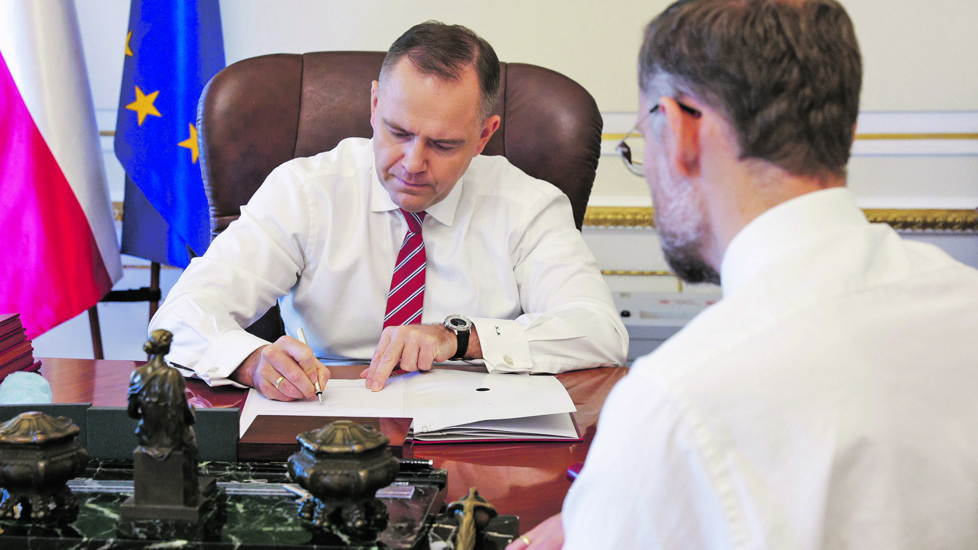 Prezydent Karol Nawrocki podpisał najważniejsze zmiany dla kupujących. Koniec z podatkiem od drobnych zakupów, limit rośnie z 1000 zł do 3000 zł!
