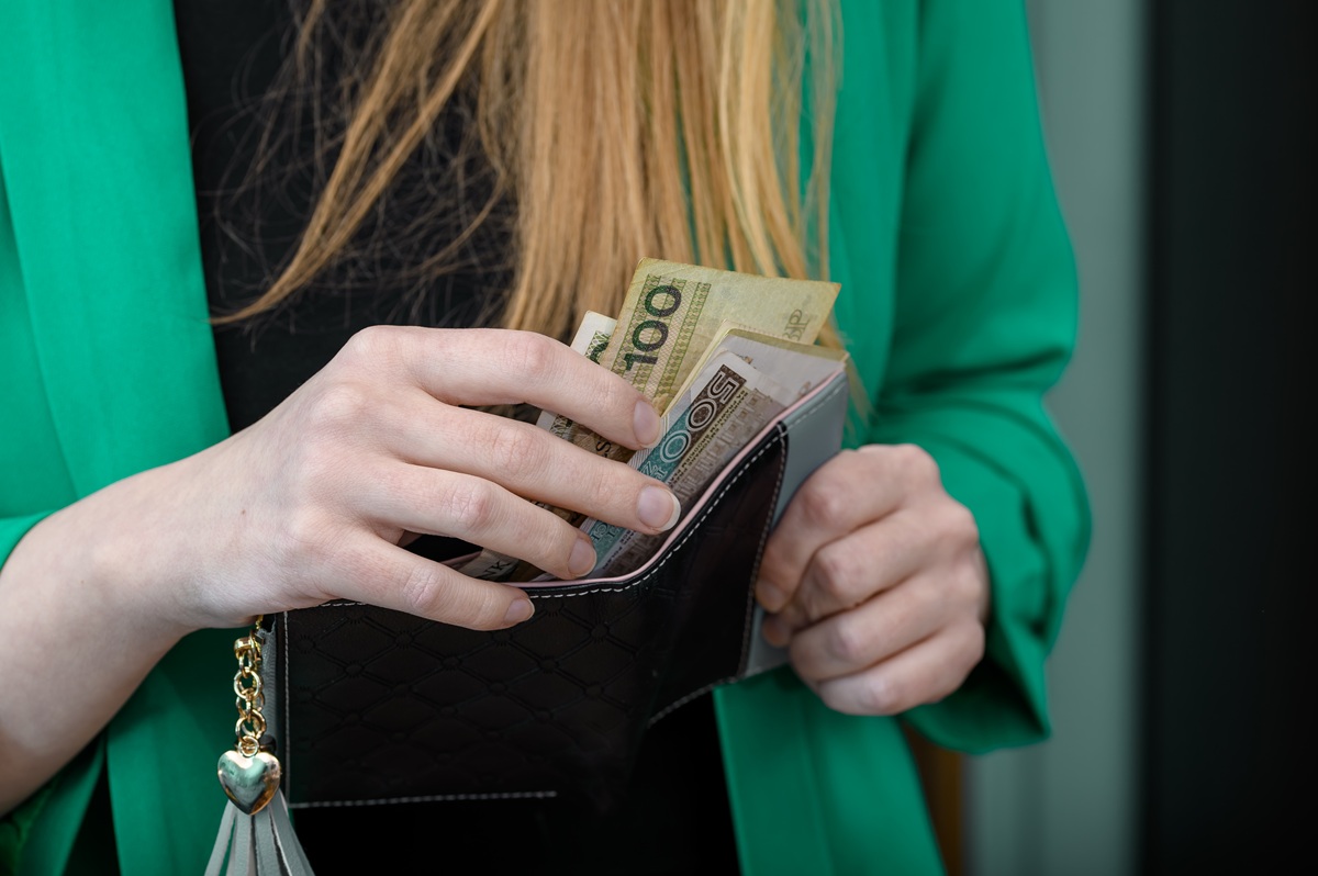 Coraz więcej pracowników dorabia do etatu, także w wieku 50 plus. To nie wybór, a konieczność. Powodem są rosnące koszty życia