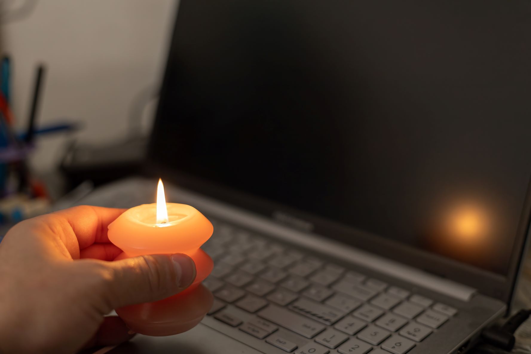 Długotrwały blackout a prawo pracy – komu i za co należy się wynagrodzenie? Praca zdalna i hybrydowa. Co powinien zrobić pracownik a co pracodawca?