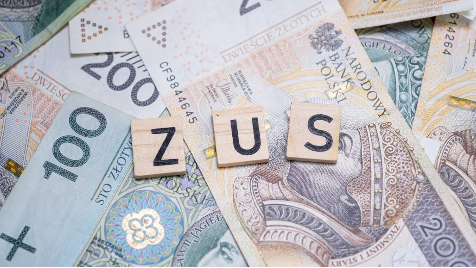 Lekarz orzecznik lub komisja lekarska ZUS stwierdziły całkowitą niezdolność do pracy. Kiedy osoba pełnoletnia może liczyć na rentę socjalną? Ile wynosi w 2026 r.?
