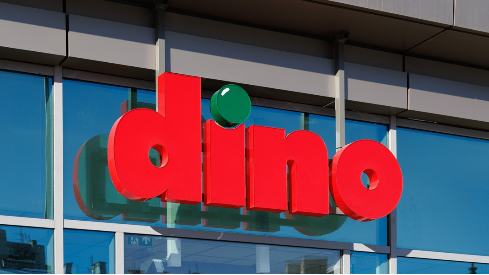 Ile zarabia kasjer i kierownik marketu Dino w 2026 r.?