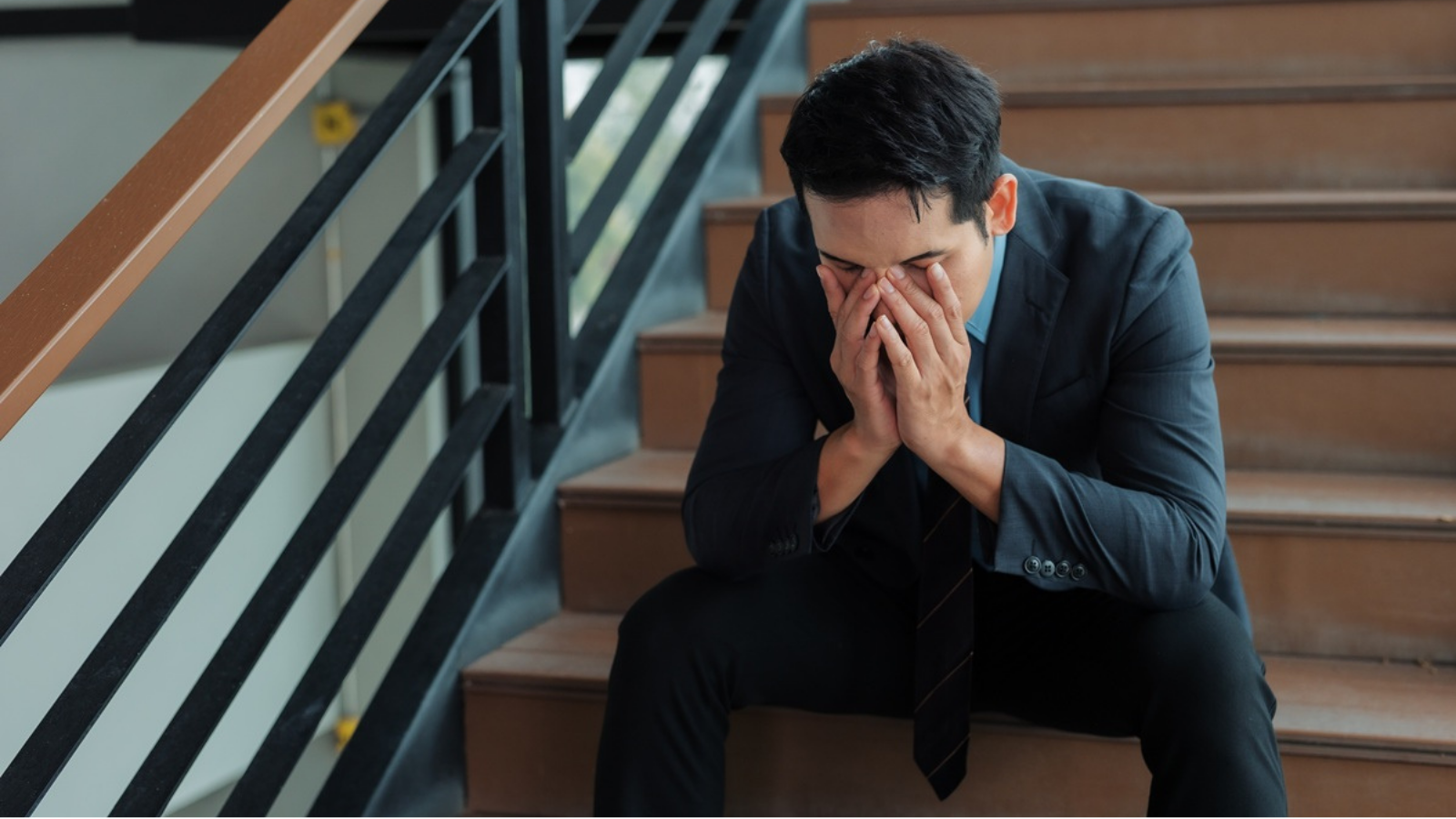 Polacy po pracy: stres zawodowy najmocniej działa na pracowników do 35. roku życia. Jak rozładować napięcie?