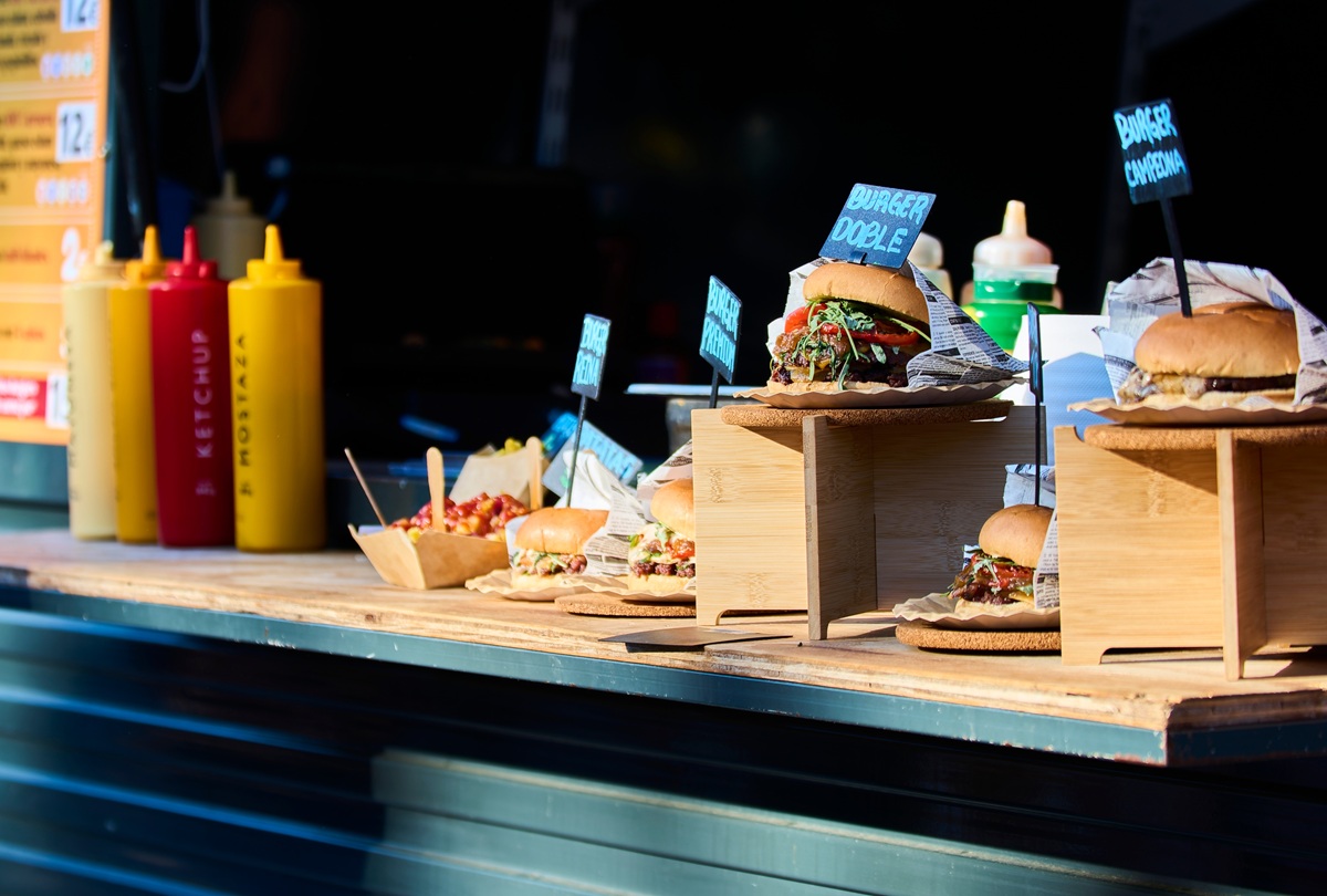 Czy sprzedaż fast foodów podlega opłacie targowej?