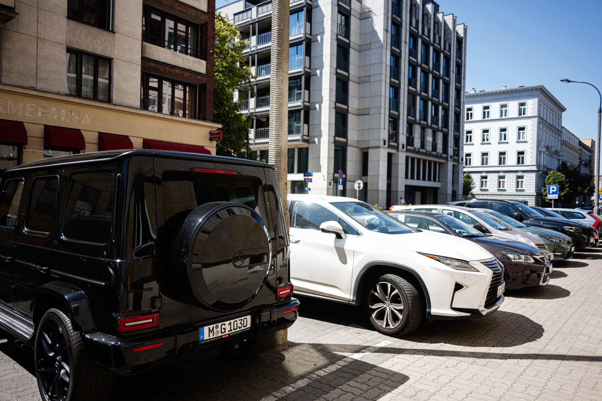Nowy podatek od SUV-ów? Miasta będą szukały sposobów na pogodzenie rosnących rozmiarów samochodów z ograniczoną przestrzenią